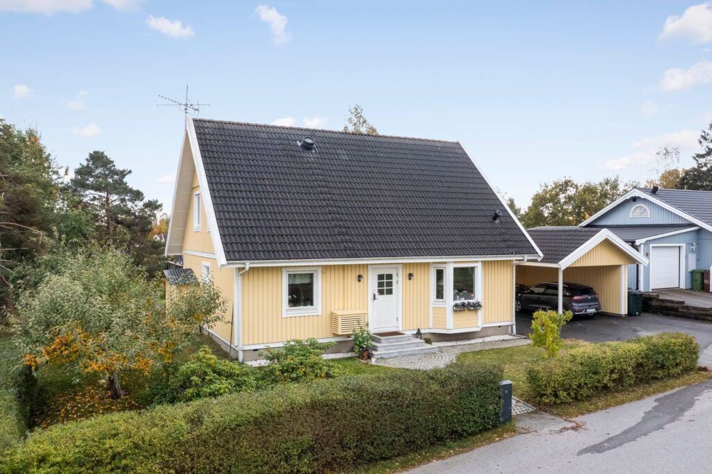 Takrenovering Takplåt Förråd. Vendelsö Lyckebyn Haninge