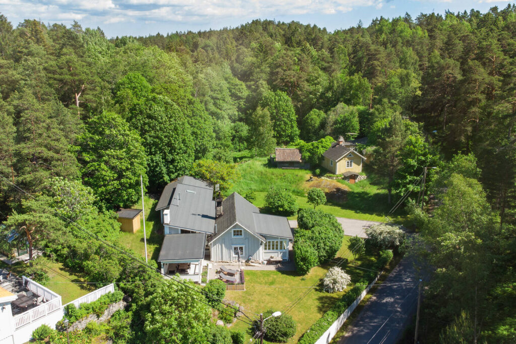Omläggning av Tak Tegelpannor 2planshus Södertälje Karlhovshage