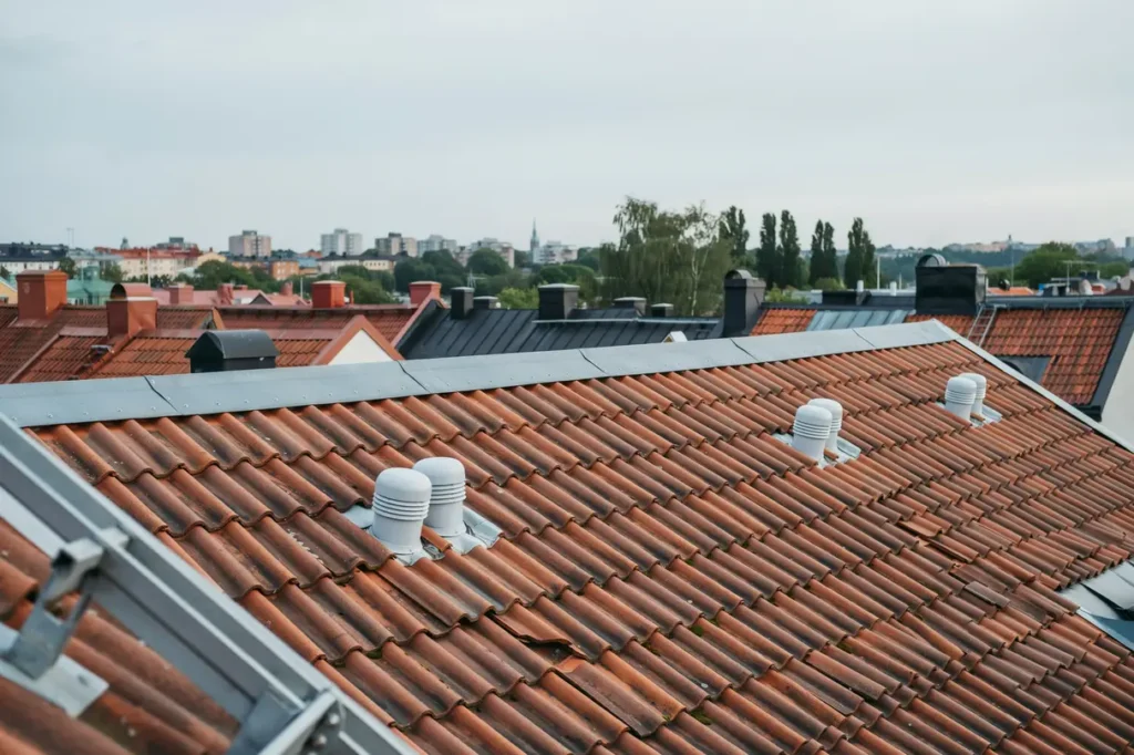 montering av takhuvar och ventilationsbeslag i midsommarkransen